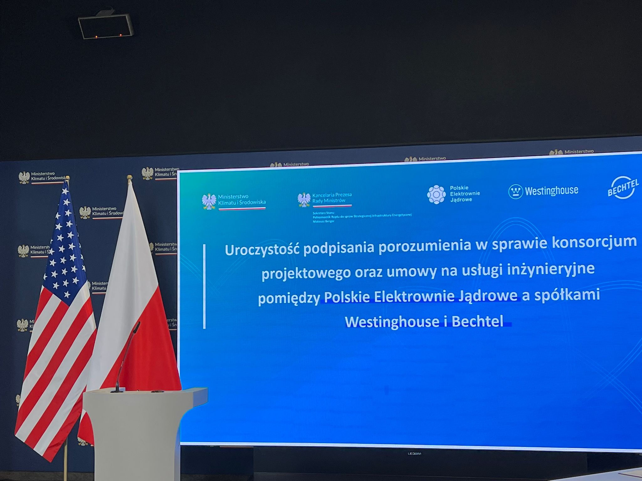 Umowa Bechtel-Westinghouse-PEJ dotycząca elektrowni jądrowej w Polsce. Fot. Wojciech Jakóbik.