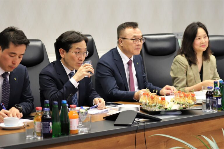 Koreański partner atomowy Polski gaśnie w oczach. Opuścił przetarg, stracił opiekuna i nie odpowiada mediom