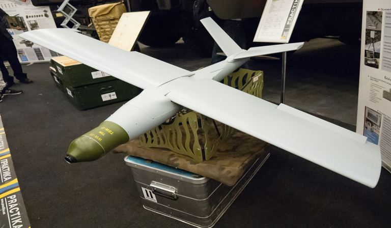 Warmate UAV, Zbroya ta Bezpeka military fair, Kyiv 2017 Źródło: VoidWanderer, https://commons.wikimedia.org/wiki/File:Warmate_UAV,_Kyiv_2017,_03.jpg