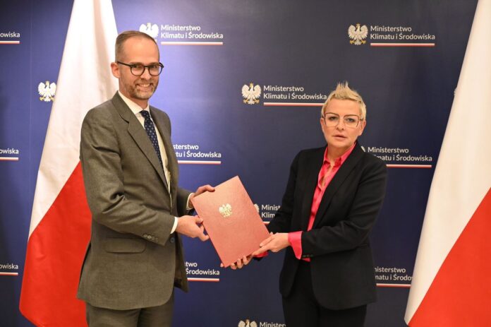 Minister klimatu Anna Łukaszewska-Trzeciakowska wręcza nominację pełnomocnikowi rządu ds. strategicznej infrastruktury energetycznej. Fot. MKiS.