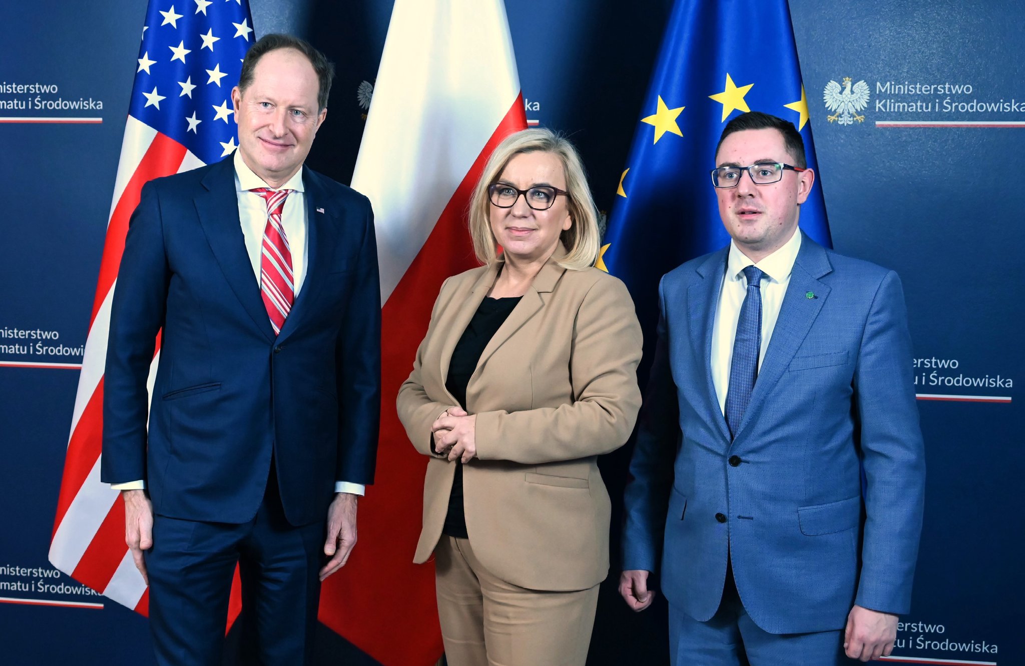 Minister Paulina Hennig-Kloska, wiceminister klimatu i środowiska Miłosz Motyka oraz ambasador USA w Polsce Mark Brzeziński. Fot. MKiS.