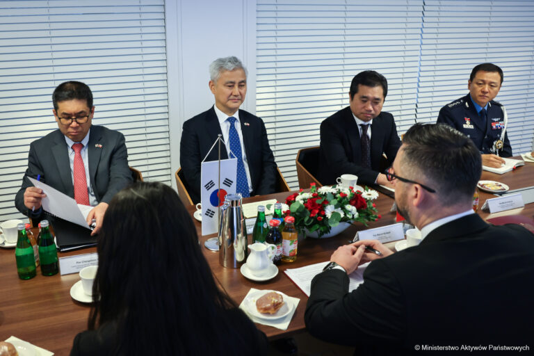 Szef MSZ Korei Południowej przyjedzie w marcu, promować koreański przemysł zbrojeniowy
