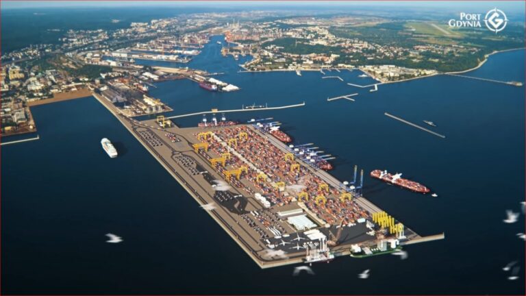 Porzucony rosyjski statek widmo w porcie Gdynia