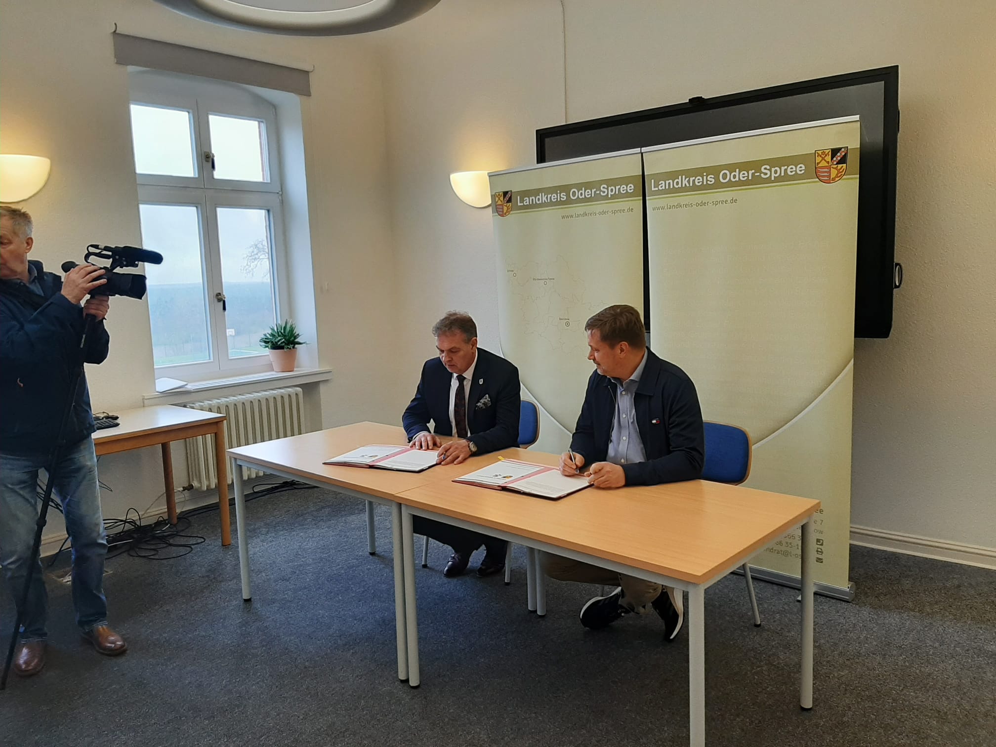 Moment podpisania umowy o współpracy przez wicestarostę powiatu choszczeńskiego Pawła Szubera (po lewej) i starostę powiatu Oder-Spree Franka Steffena (po prawej). Fot. Aleksandra Fedorska