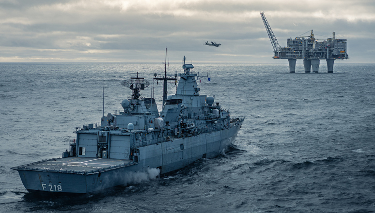 Okręt NATO bliski platformy wydobywczej Troll w Norwegii. Fot. NATO.