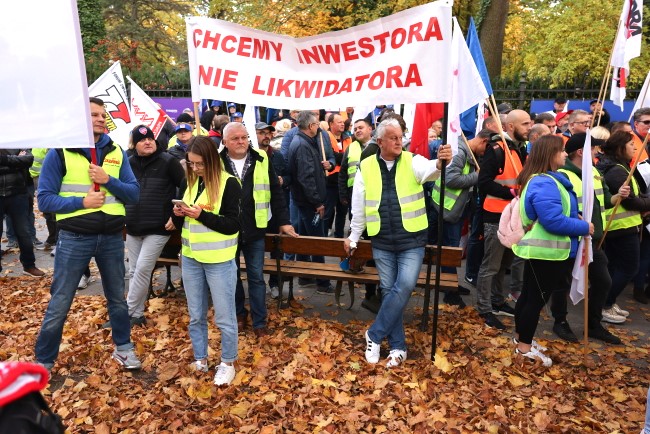 Protestujący domagają się wsparcia państwa w ratowaniu huty i całej branży hutniczej, która zmaga się z licznymi problemami.