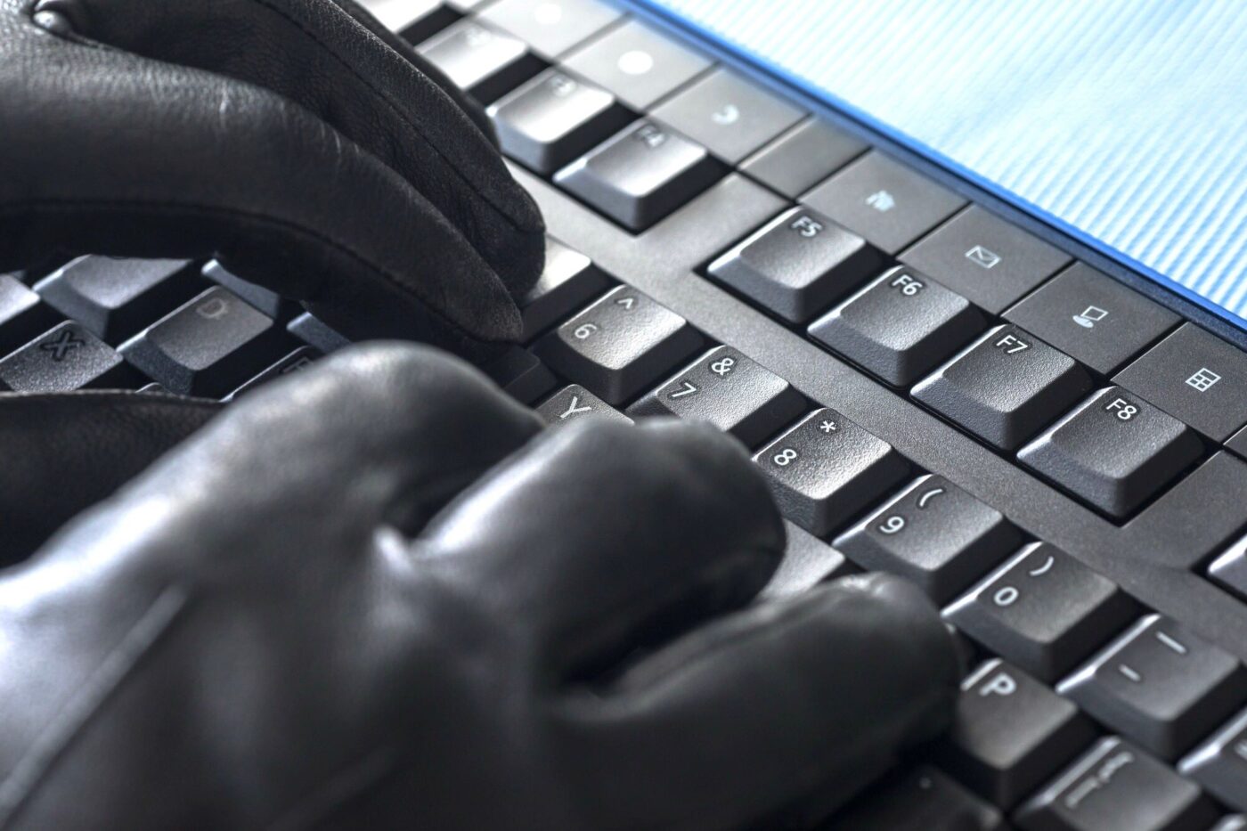 Cyberprzestępcy atakują popularne serwisy rezerwacyjne. Na ich celowniku jest Polska