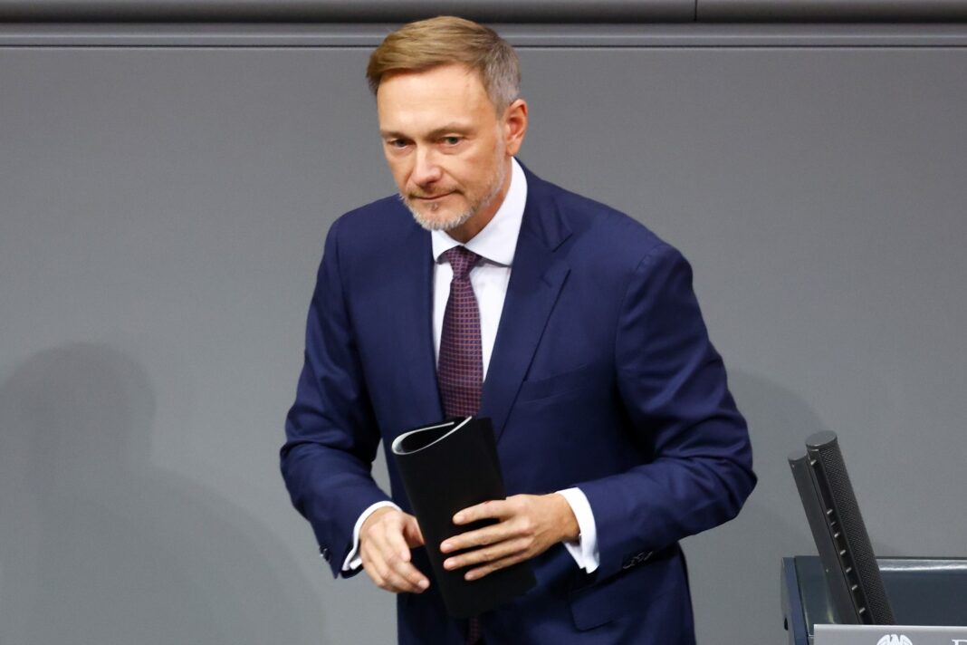 Były niemiecki minister finansów Christian Lindner podczas piątkowego posiedzenia Bundestagu /Fot: PAP / EPA.