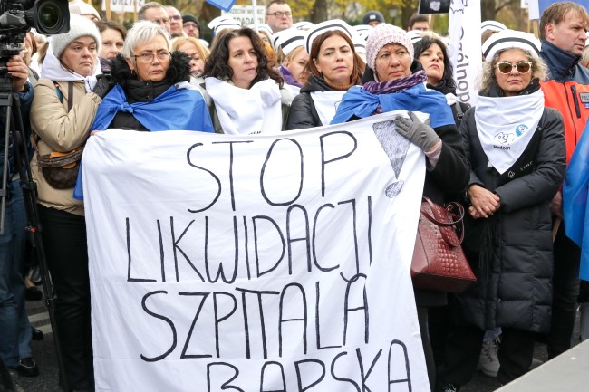 Protest pielęgniarek i położnych przed siedzibą KPRM