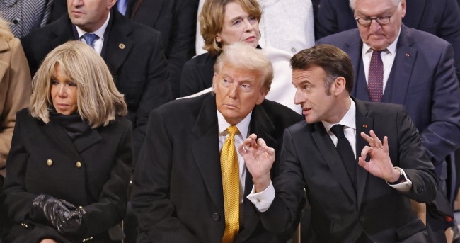 Od lewej: żona francuskiego prezydenta, Brigitte Macron, prezydent-elekt Donald Trump i prezydent Francji Emmanuel Macron podczas uroczystości w katedrze Notre Dame / Fot :PAP/EPA.