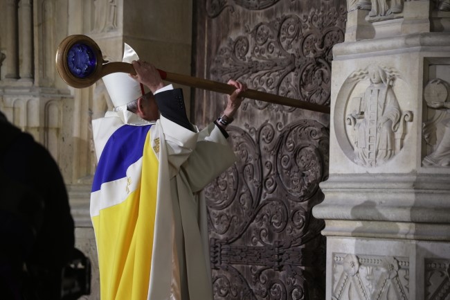 Ceremonię rozpoczął arcybiskup Paryża Laurent Ulrich, pukając pastorałem do głównych drzwi katedry