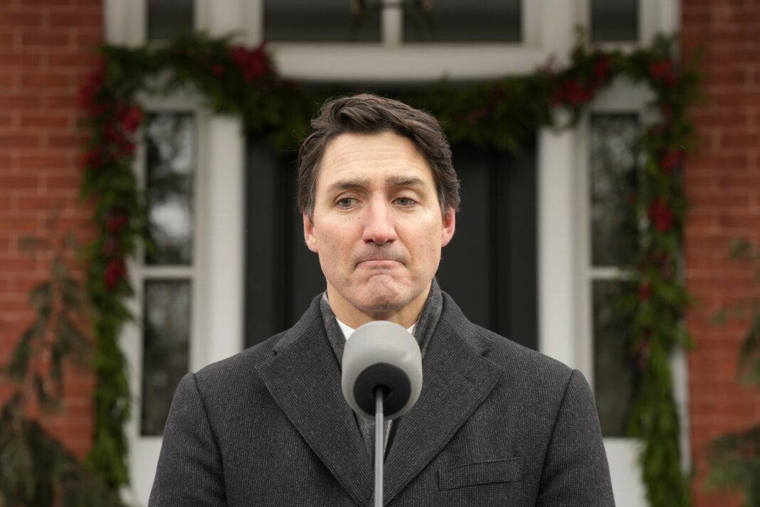 rudeau zwołał konferencję prasową przed Rideau Hall w Ottawie, oficjalną rezydencją szefa rządu, podczas której ogłosił swoją decyzję o ustąpieniu z funkcji szefa partii liberalnej i premiera