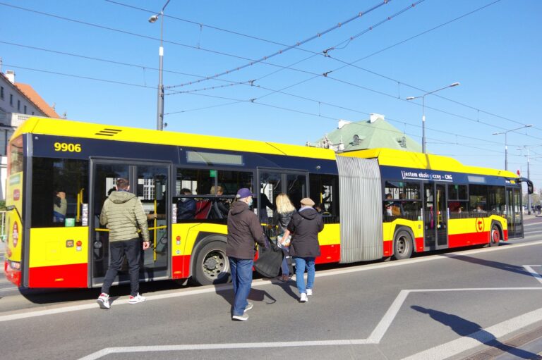 Autobusy w Warszawie dostaną gaz dostarczany przez spółkę powiązaną z Gazpromem