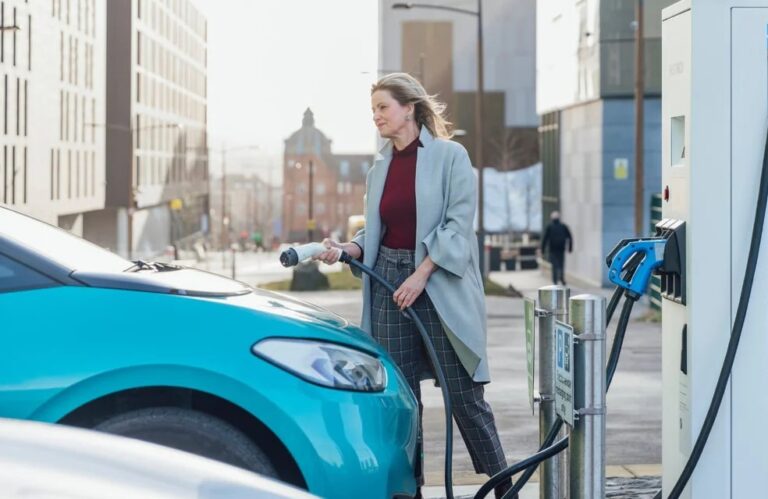 Białe plamy w rozwoju sieci stacji ładowania elektryków nie chcą zniknąć