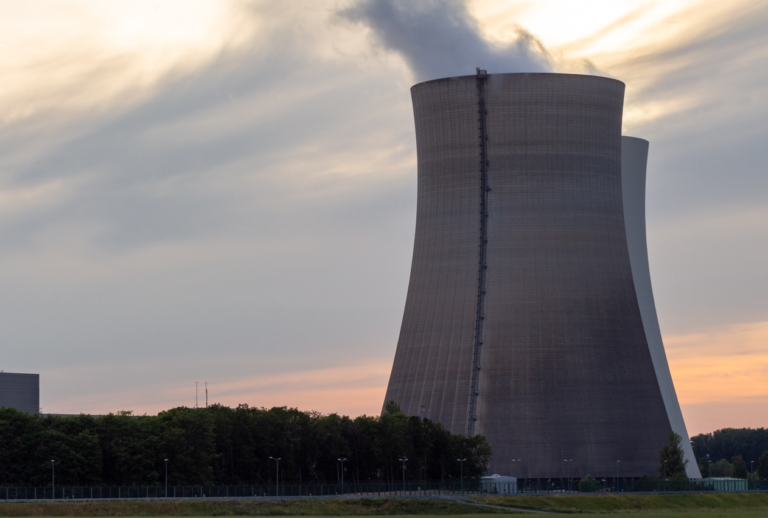 Prezydent dał zielone światło na finansowanie polskiego atomu. Planowe wbicie łopaty w 2026 roku