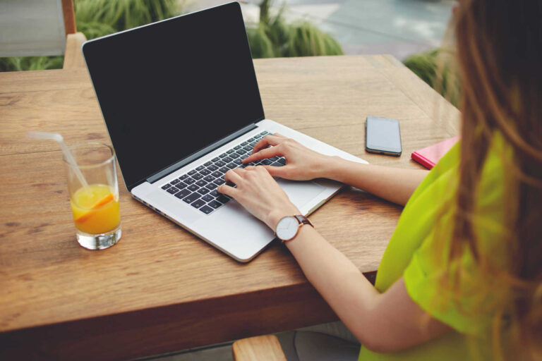 MacBook Pro 14 – nowy standard dla profesjonalistów? Sprawdź, co oferuje najnowszy model.