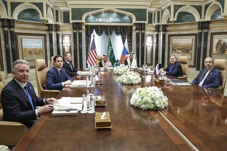 Rosja prowadzi narrację, że to USA zabiegają o rozmowy, a Kreml „łaskawie” się zgadza