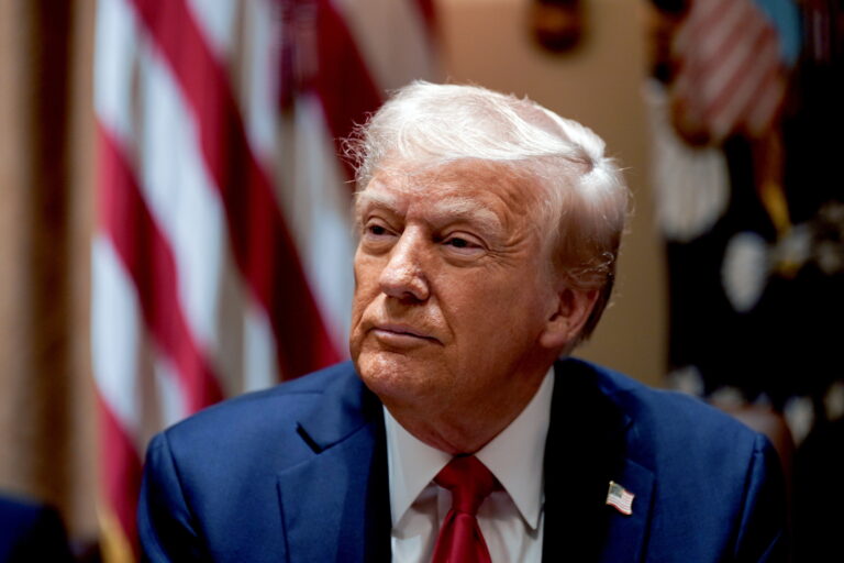 Trump obiecuje gigantyczne zyski z ceł i zniesienie podatku dochodowego