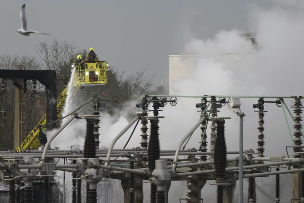 pożar, który wybuchł w podstacji elektrycznej dostarczającej energię m.in. do lotniska