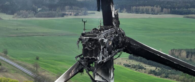Trzy turbiny płonęły w przeciągu pół roku. Są trudności w gaszeniu pożarów na wiatrakach