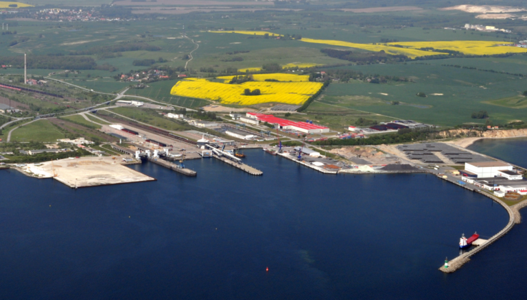Niemiecki port wypuścił 1000 litrów paliwa do wody. Policja bada przyczyny