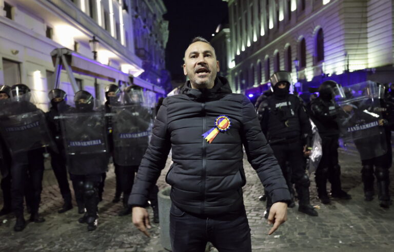 Zwolennicy Georgescu protestują w Rumunii po zawieszeniu jego kandydatury na prezydenta