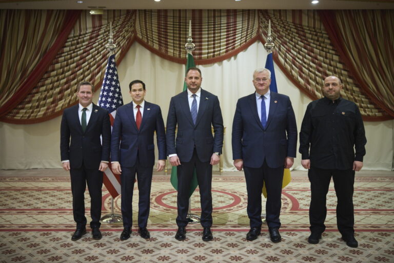 Ukraina zgadza się na czasowe zawieszenie broni, a USA odblokowuje wsparcie wojskowe i wywiadowcze