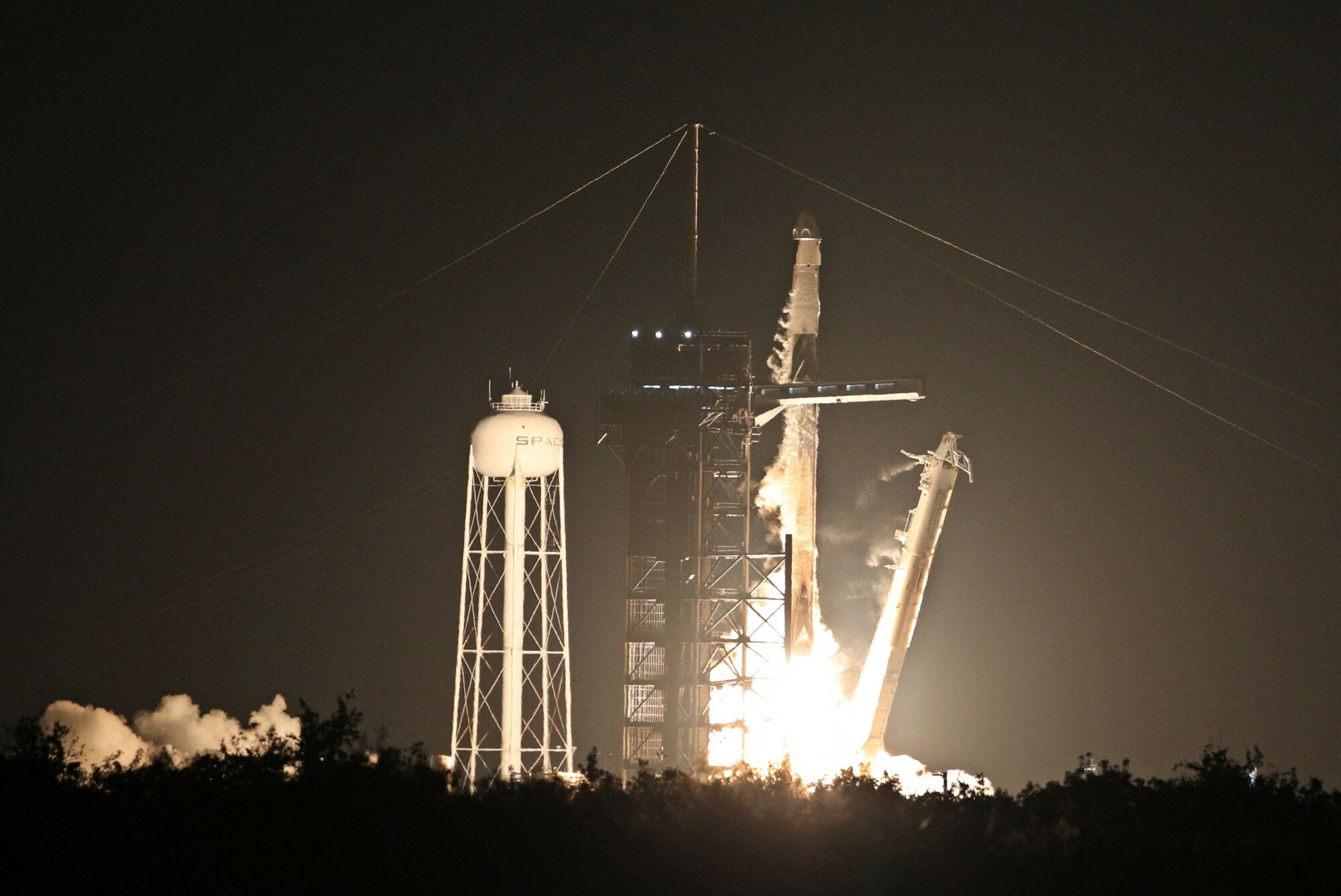 Rakieta Falcon 9 startuje z misją Fram 2 z Przylądka Canaveral na Florydzie