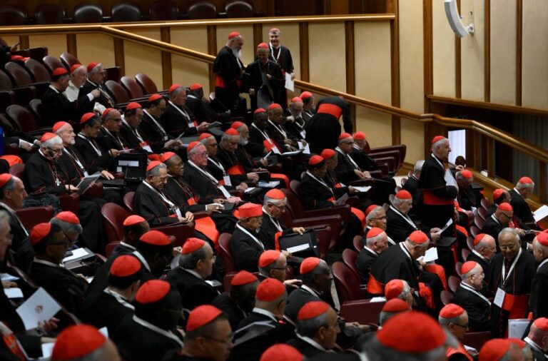 Stolica Apostolska: konklawe rozpocznie się 7 maja; Ilu kardynałów wybierze papieża?