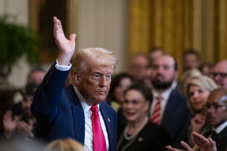 Trump spełnia groźby, w życie wchodzą kolejne cła. Stawka dla Chin wynosi ponad 100 procent