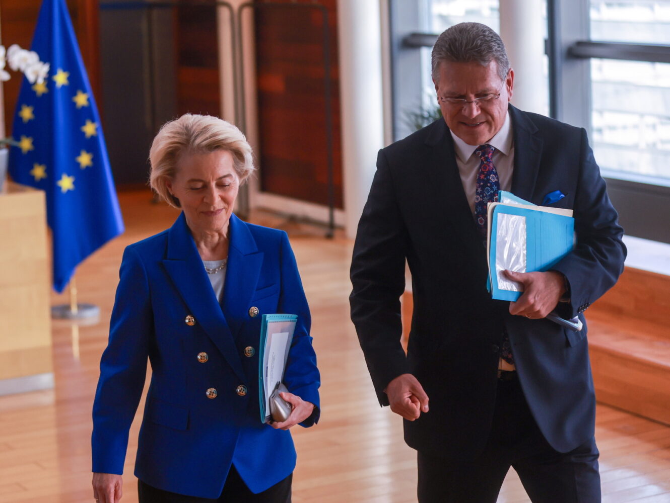 Przewodnicząca Komisji Europejskiej Ursula von der Leyen (L) rozmawia z komisarzem ds. handlu i bezpieczeństwa gospodarczego, stosunków międzyinstytucjonalnych i przejrzystości Marosem Sefcovicem, Foto: PAP/EPA/OLIVIER HOSLET