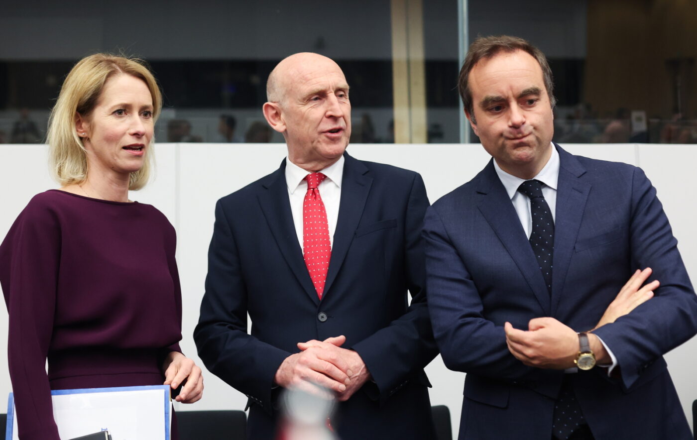 Wysoki Przedstawiciel Unii Europejskiej do Spraw Zagranicznych Kaja Kallas, brytyjski sekretarz obrony John Healey i francuski minister sił zbrojnych Sebastien Lecornu rozmawiają przed spotkaniem ministrów obrony Koalicji Chętnych w sprawie Ukrainy w Kwaterze Głównej NATO w Brukseli, Belgia, 10 kwietnia 2025 r. foto EPA/OLIVIER HOSLET Dostawca: PAP/EPA.