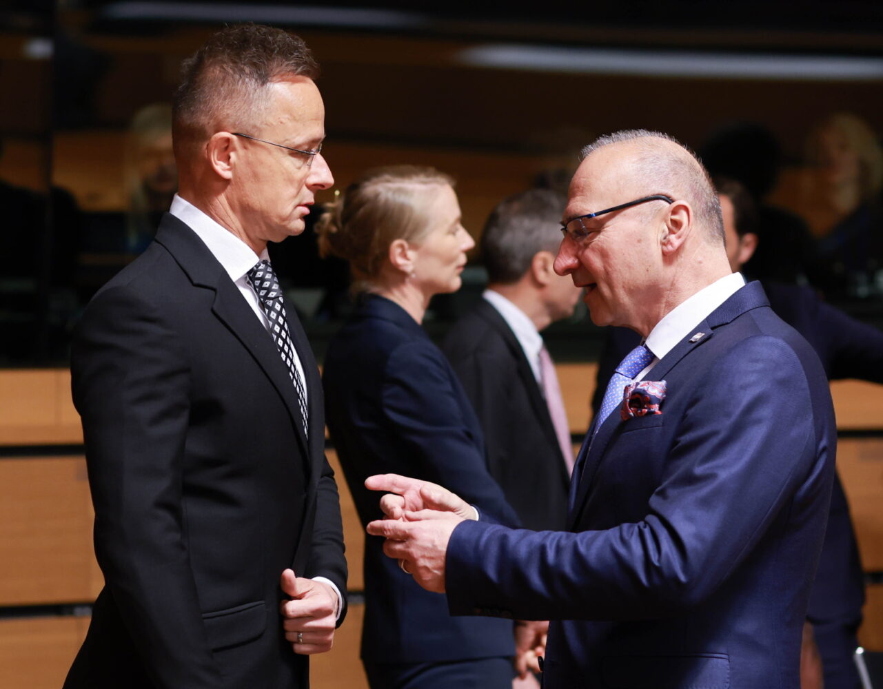 Minister spraw zagranicznych Węgier Peter Szijjarto (L) i minister spraw zagranicznych Chorwacji Gordan Grlic Radman uczestniczą w posiedzeniu Europejskiej Rady Spraw Zagranicznych w Luksemburgu, 14 kwietnia 2025 r. Foto EPA/OLIVIER HOSLET