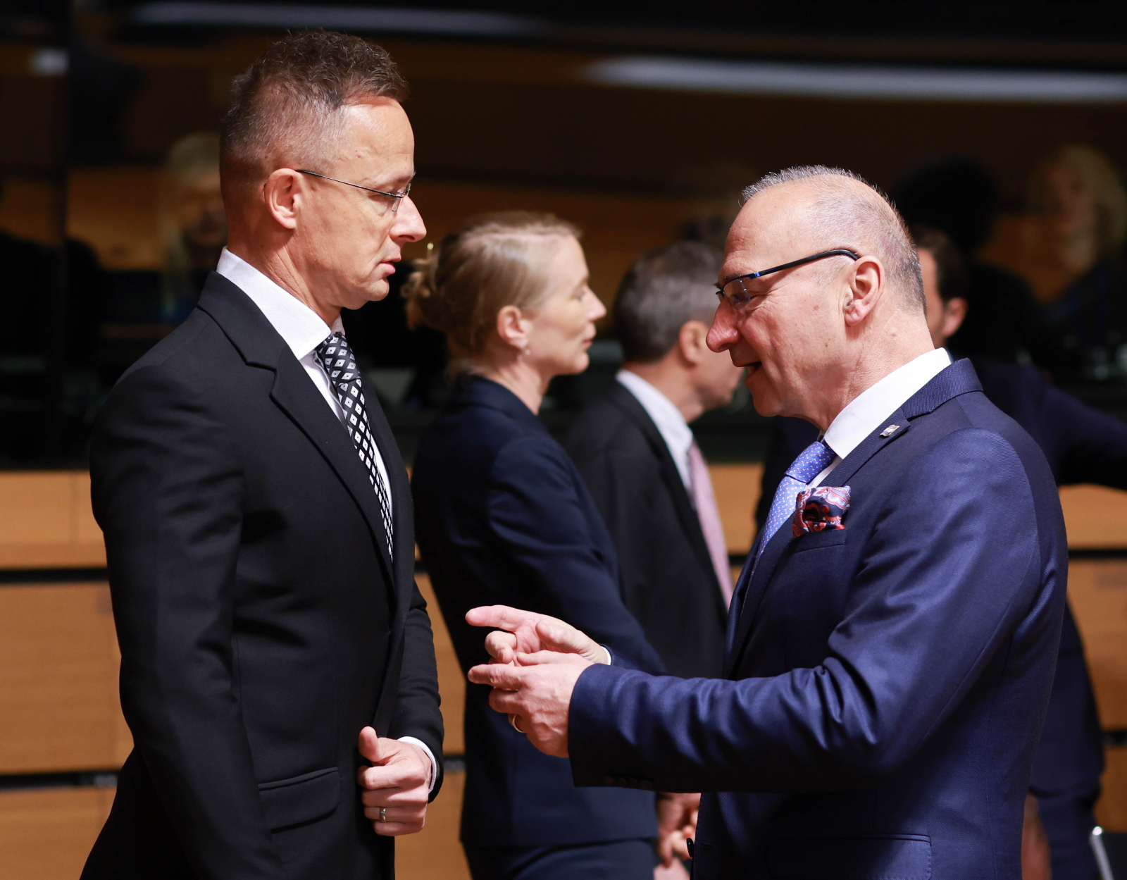 Minister spraw zagranicznych Węgier Peter Szijjarto (L) i minister spraw zagranicznych Chorwacji Gordan Grlic Radman uczestniczą w posiedzeniu Europejskiej Rady Spraw Zagranicznych w Luksemburgu, 14 kwietnia 2025 r. Foto EPA/OLIVIER HOSLET