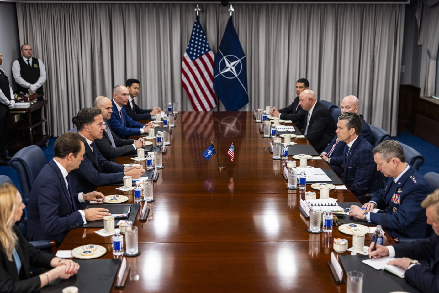 Sekretarz obrony USA Pete Hegseth spotyka się z sekretarzem generalnym NATO Markiem Rutte (C-L) w Pentagonie w Arlington, Wirginia, USA, 24 kwietnia 2025 r. Foto: PAP/EPA/JIM LO SCALZO