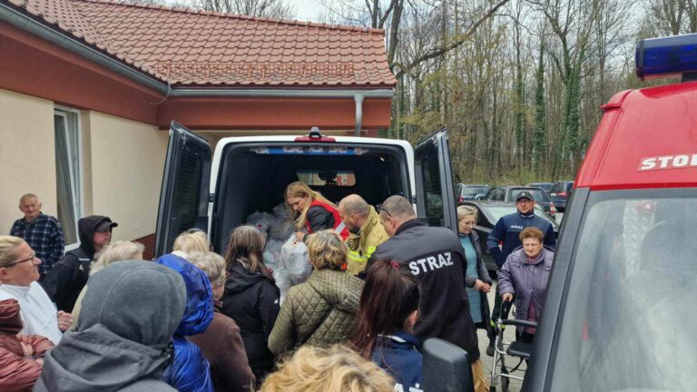 Władze Dolnego Śląska pochwaliły się pomocą dla powodzian. „W małych torebkach mleko, olej i makaron”