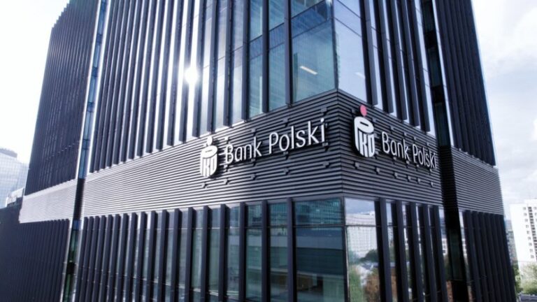 PKO Bank Polski wspiera firmy w transformacji energetycznej. Bank stworzył nowy serwis