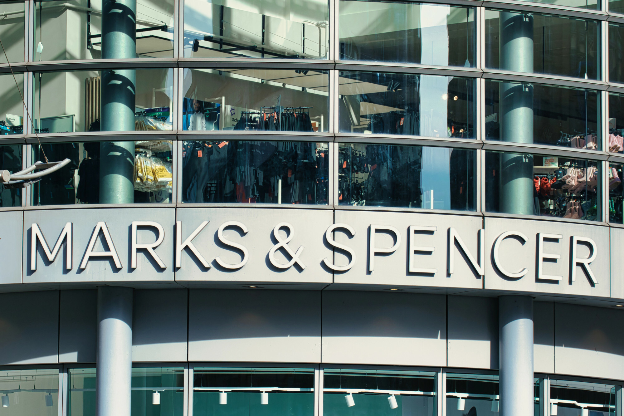 Zewnętrzne ujęcie frontu sklepu Marks & Spencer foto: eastnews