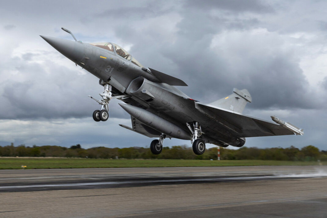 Francuski myśliwiec wielozadaniowy Rafale startuje podczas ćwiczeń symulowanego lądowania na lotniskowcu w bazie lotniczej francuskiej marynarki wojennej Landivisiau w Saint-Servais w zachodniej Francji 16 kwietnia 2025 r. (Zdjęcie: Fred TANNEAU / AFP)