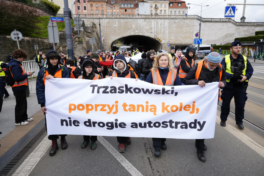 05.05.2025 Warszawa Akcja Ostatniego Pokolenia na Placu Zamkowym fot Marysia Zawada/REPORTER