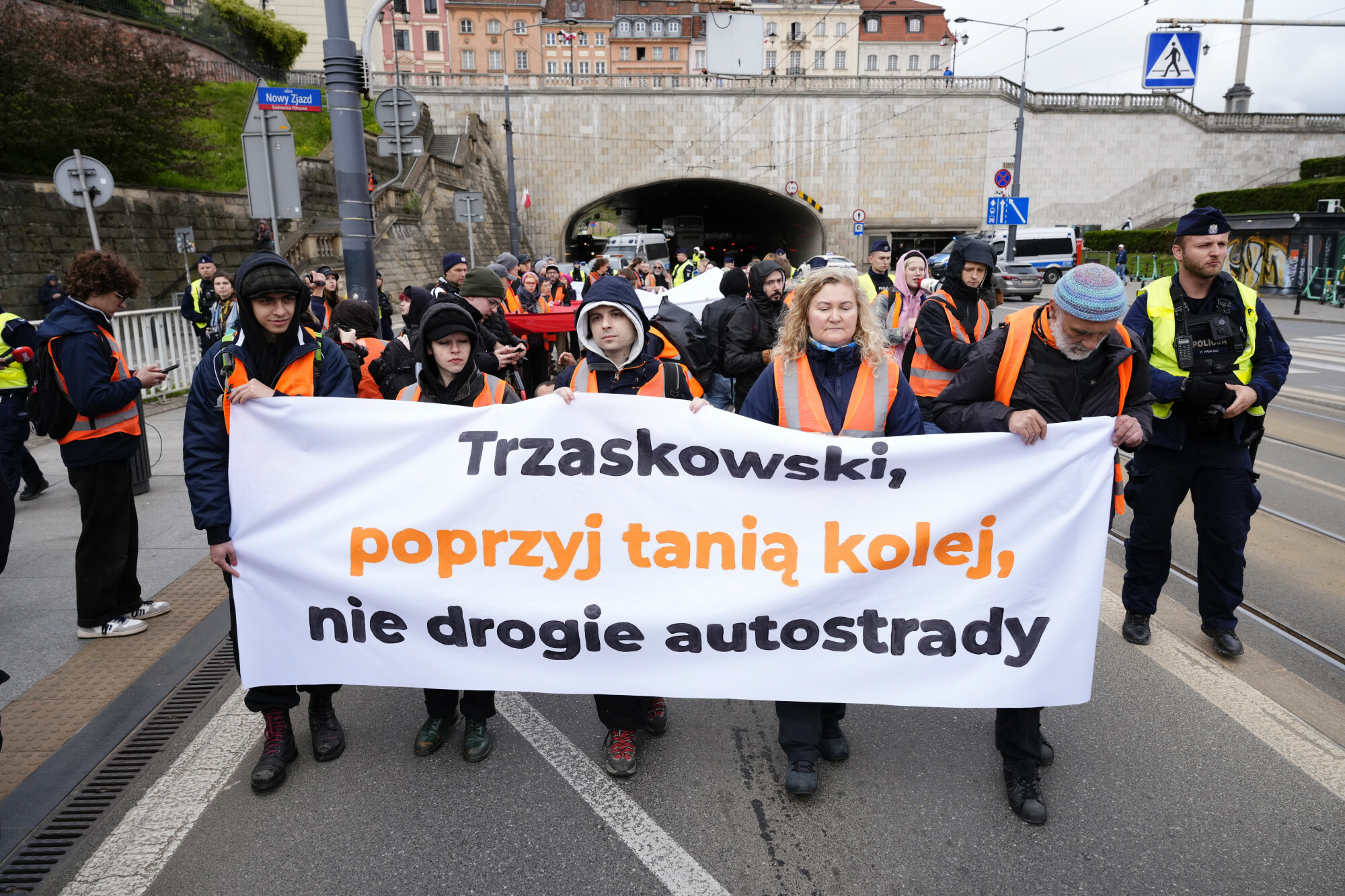 05.05.2025 Warszawa Akcja Ostatniego Pokolenia na Placu Zamkowym fot Marysia Zawada/REPORTER