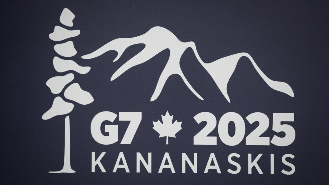 Logo spotkania G7 2025 Kananaskis na konferencji prasowej w Banff, Alberta, Kanada, 22 maja 2025 r. Foto: Jeff McIntosh/The Canadian Press via AP