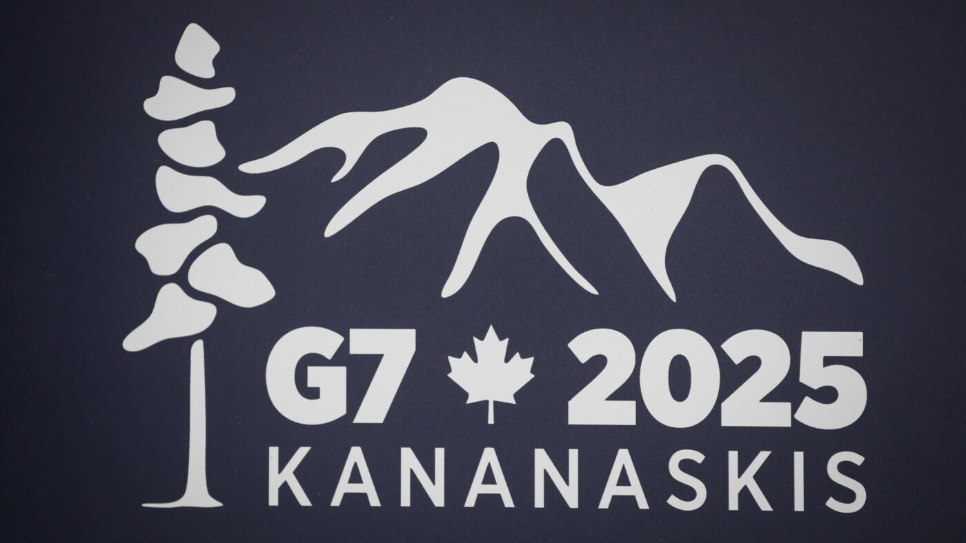 Logo spotkania G7 2025 Kananaskis na konferencji prasowej w Banff, Alberta, Kanada, 22 maja 2025 r. Foto: Jeff McIntosh/The Canadian Press via AP