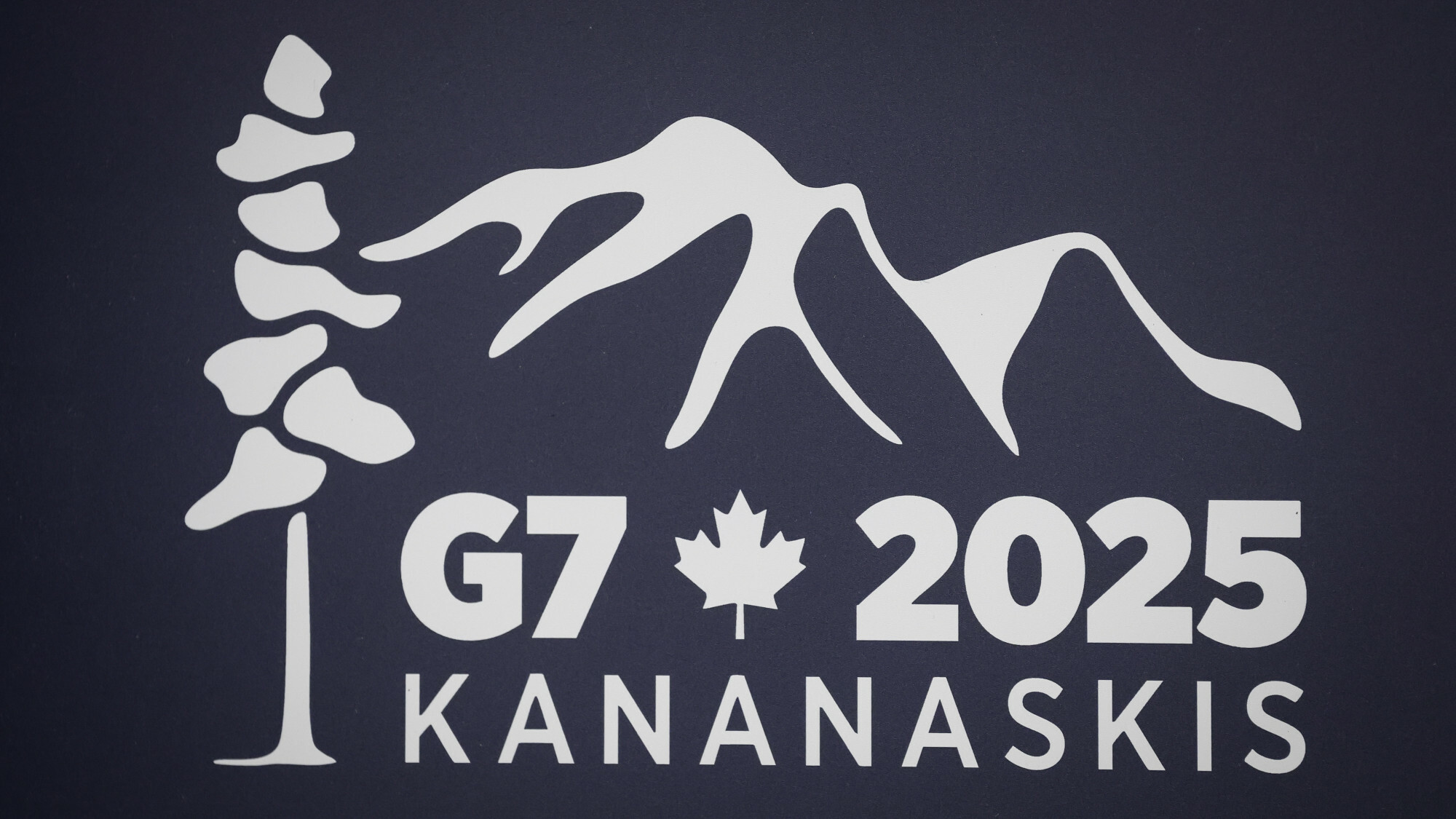 Logo spotkania G7 2025 Kananaskis na konferencji prasowej w Banff, Alberta, Kanada, 22 maja 2025 r. Foto: Jeff McIntosh/The Canadian Press via AP