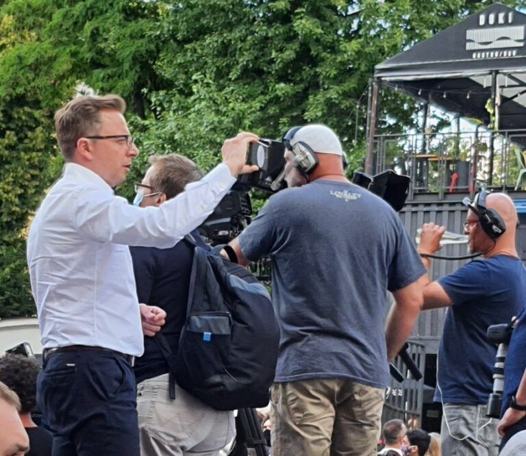 Brat europosła Dariusza Jońskiego ma dwa etaty w instytucjach podległych PO; „Ma na imię Jerzy, kazał mówić Piotr”