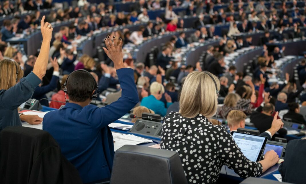 Głosowanie podczas sesji plenarnej w Parlamencie Europejskim. Źródło: KE