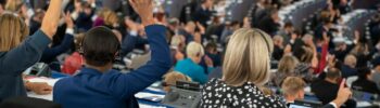 Głosowanie podczas sesji plenarnej w Parlamencie Europejskim. Źródło: KE