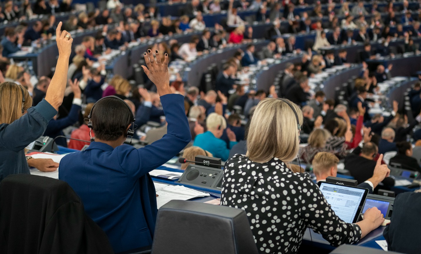 Głosowanie podczas sesji plenarnej w Parlamencie Europejskim. Źródło: KE