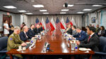 Podczas wizyty w Stanach Zjednoczonych W. Kosiniak-Kamysz, wicepremier, minister obrony narodowej spotka się z sekretarzem obrony USA Pete'm Heghseth'em. W polskiej delegacji uczestniczył także sekretarz stanu w MON Paweł Zalewski. zdjęcie: www.gov.pl