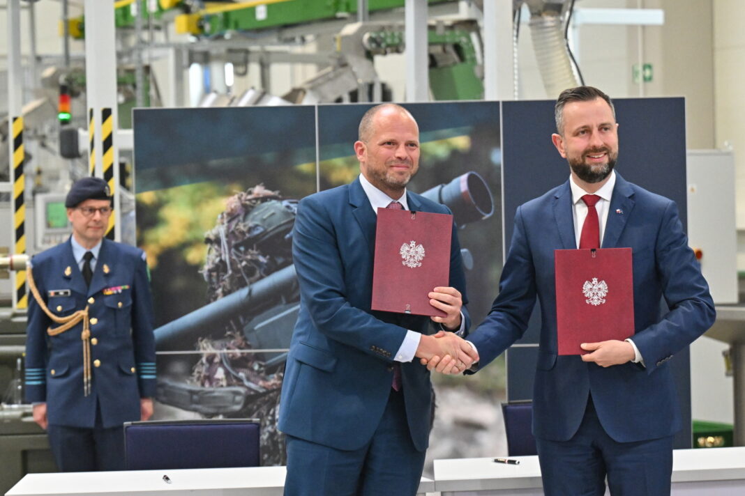 Skarzysko Kamienna, 12.05.2025. Wicepremier, minister obrony narodowej Władysław Kosiniak-Kamysz oraz minister obrony Belgii Theo Francken podczas konferencji prasowej w siedzibie zak³adów MESKO SA. w Skarzysku-Kamiennej, 12 bm. Szefowie MON Polski i Belgii podpisali list intencyjny o współpracy wojskowej. (ad) PAP/Piotr Polak